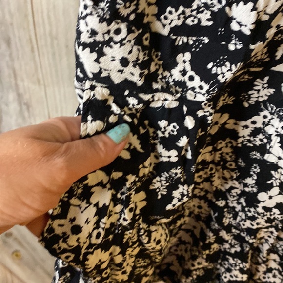 Short Sleeve Floral Romper with Pockets and Open Back - Picture 4 of 6